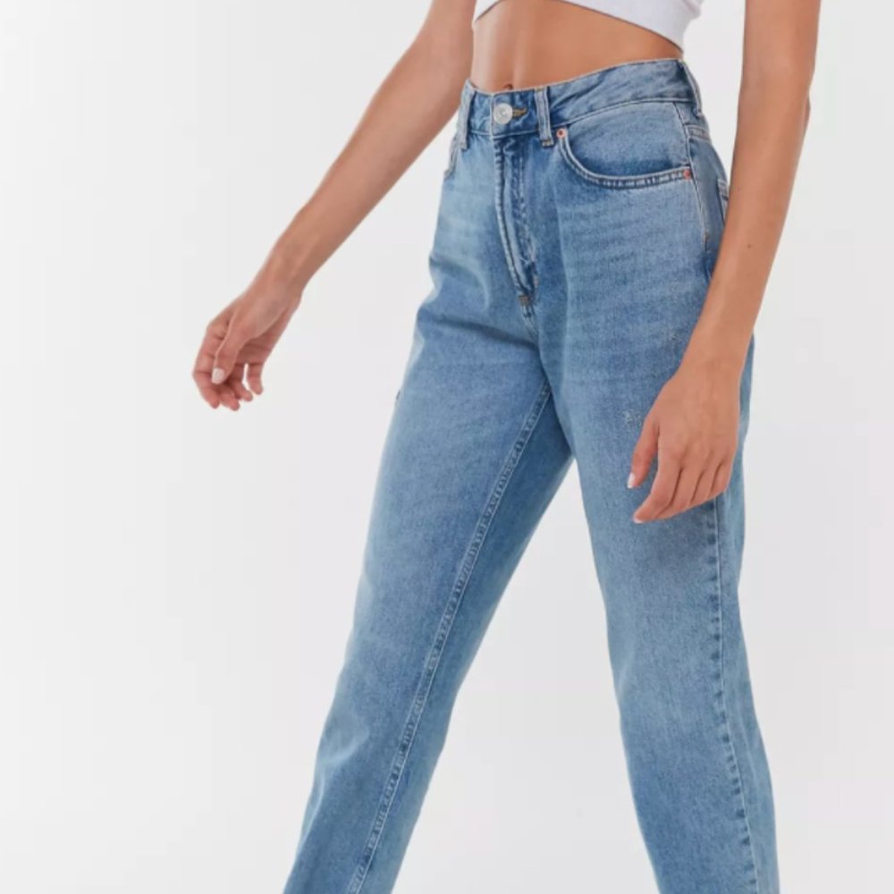 BDG Light Wash High Waisted Mom Jeans (28)